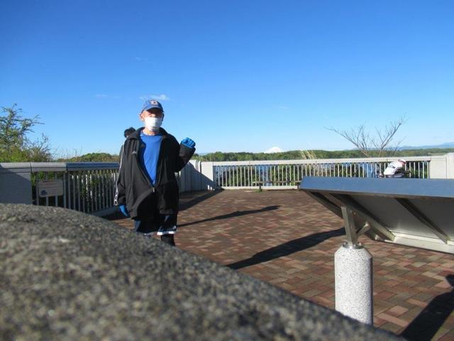 写真②-1 多摩湖の先に富士山.jpg