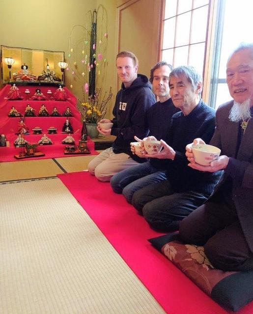 02 ひな壇の前のお茶会.jpg