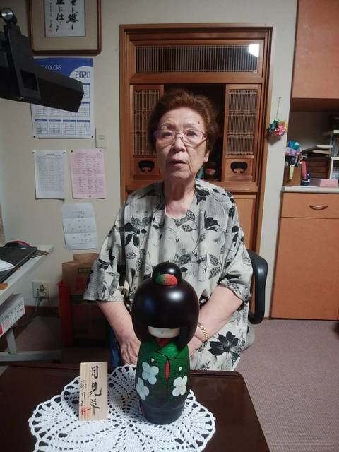 1‐2 敏子さんと月見草こけし.jpg
