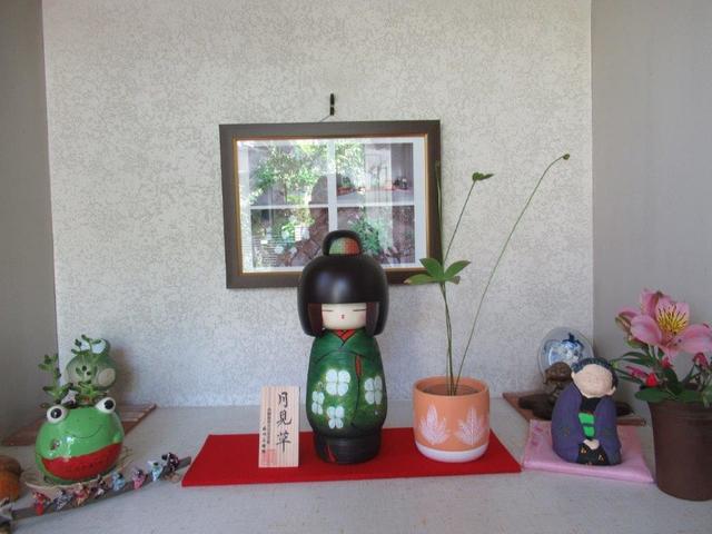 2‐3 廣岡さん玄関の月見草こけし.jpg
